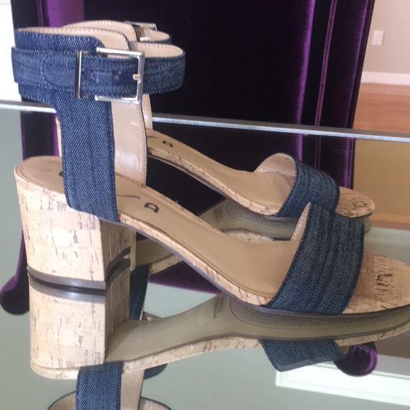 Chambray Buckle Block Sandal - Picture 4 of 7